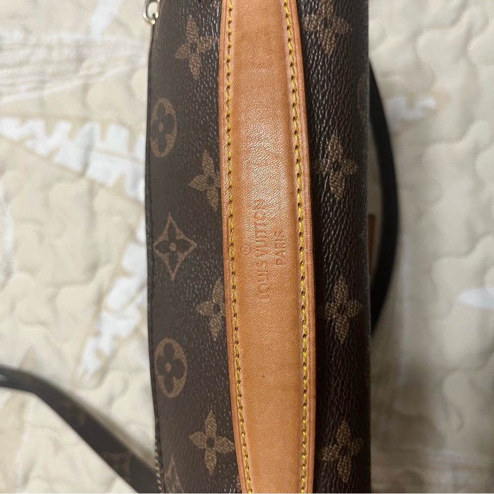 Elegant Brown Designer Crossbody Bag - Picture 2 of 9